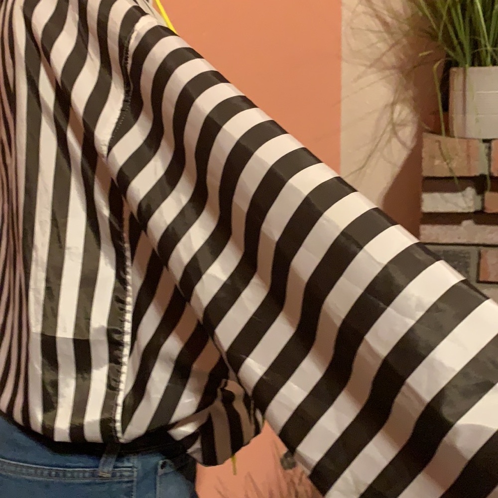 Like-New Lightweight Windbreakers - image 6